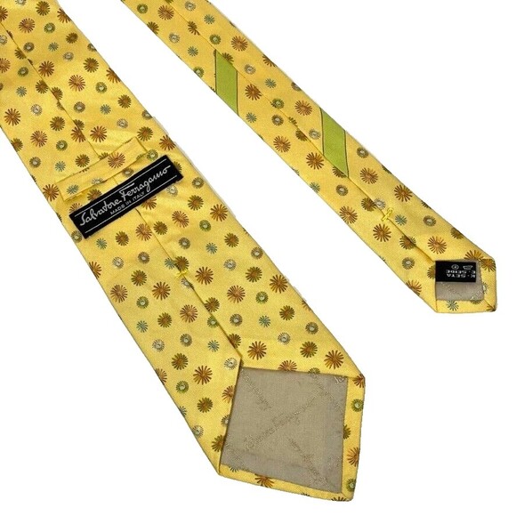 Salvatore Ferragamo Made in Italy 100% Silk Necktie Flowers on Yellow Gold B2 - Picture 3 of 5